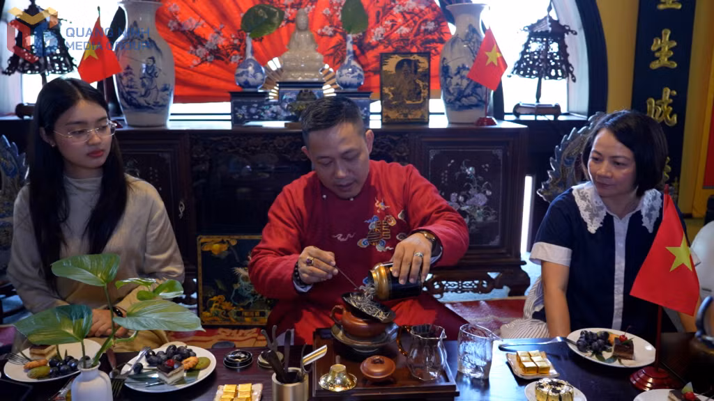 茶艺师陶德孝（中）——一位对越南茶文化充满热情的人。