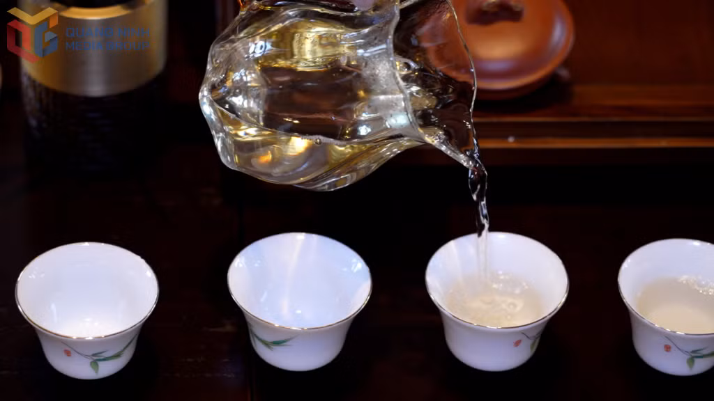白茶茶水呈淡黄色，滋味清淡纯正。