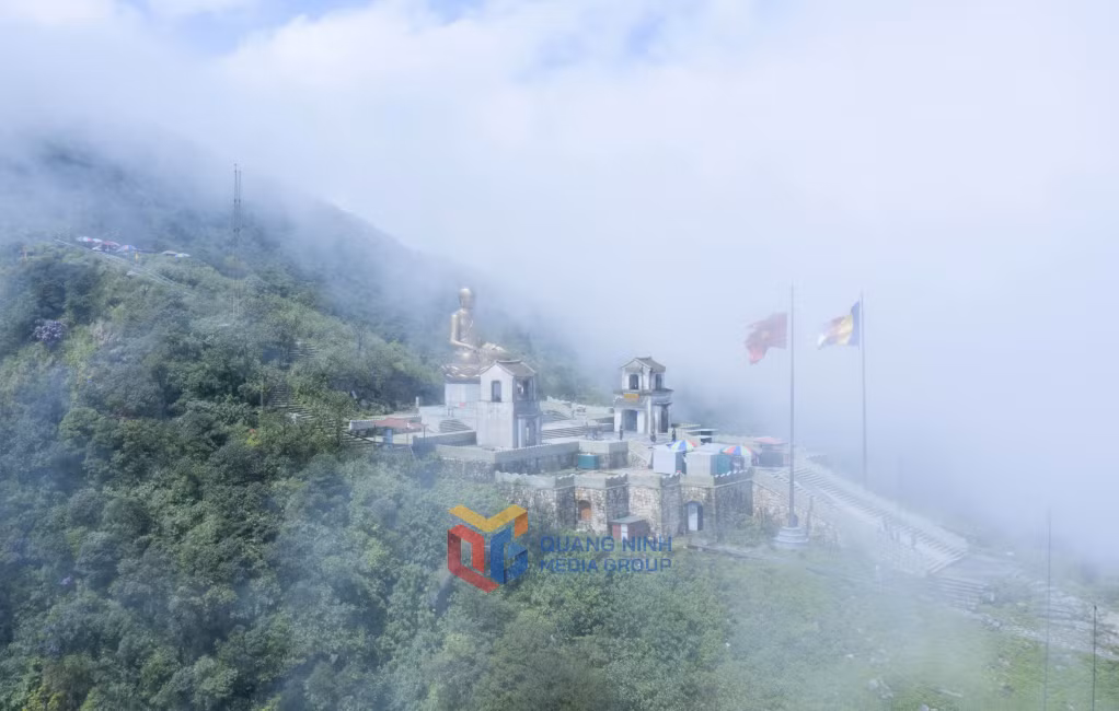 雄伟的佛皇雕像矗立在神圣的安子山中央，周围是茫茫的白云。