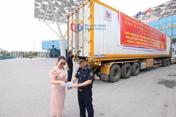 越南首批22吨冷冻榴莲通过北仑二口岸成功出口到中国市场。