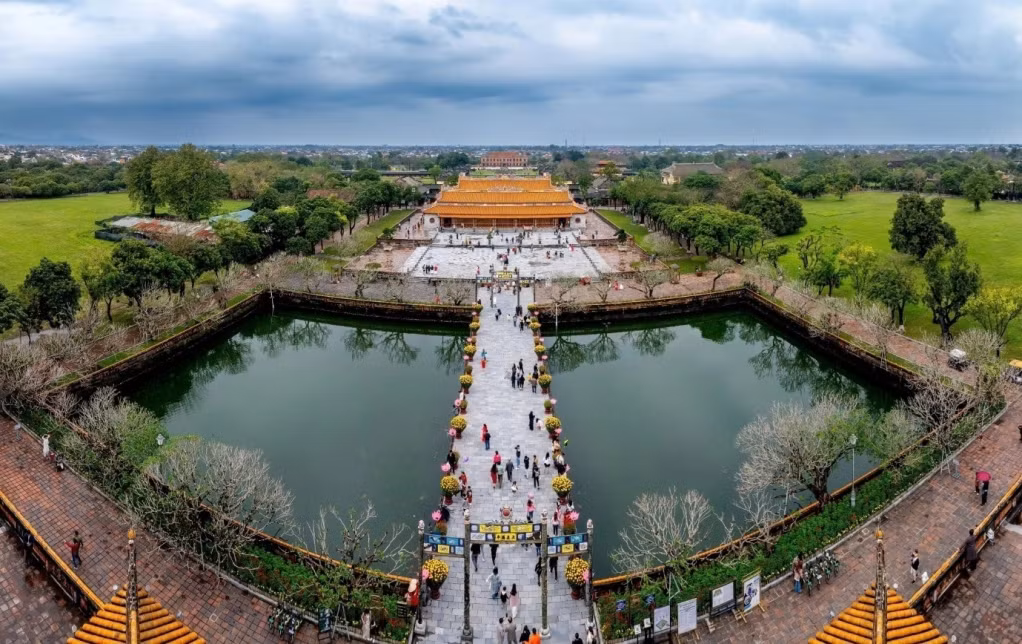 参观顺化皇宫的游客络绎不绝。 Du khách nhộn nhịp tham quan Đại Nội Huế.