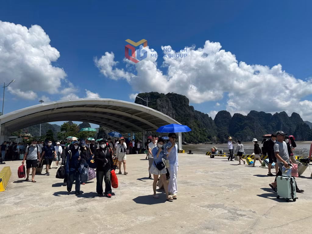 在澳仙国际客运港挤满了去参观云屯岛，姑苏岛的游客。