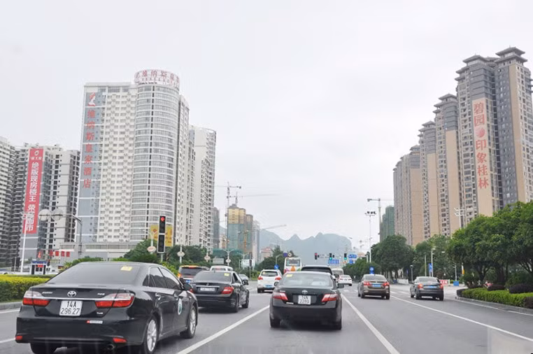 每月试点迎接300辆中国自动驾驶旅游车前往下龙市 ảnh 1