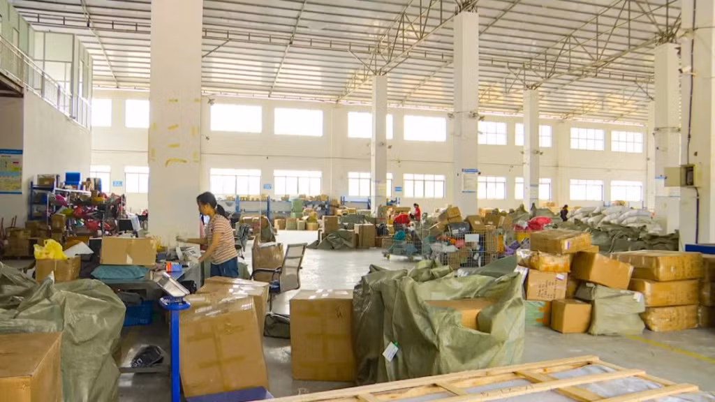 凭祥中通快递服务有限公司分拣车间 Xưởng phân loại của Công ty TNHH Dịch vụ Chuyển phát nhanh ZTO Bằng Tường