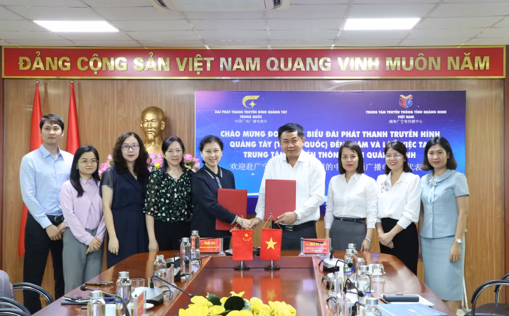 广宁省传媒中心与广西广播电视台领导签署了关于在QNR2广播频道上播出节目的合作备忘录。