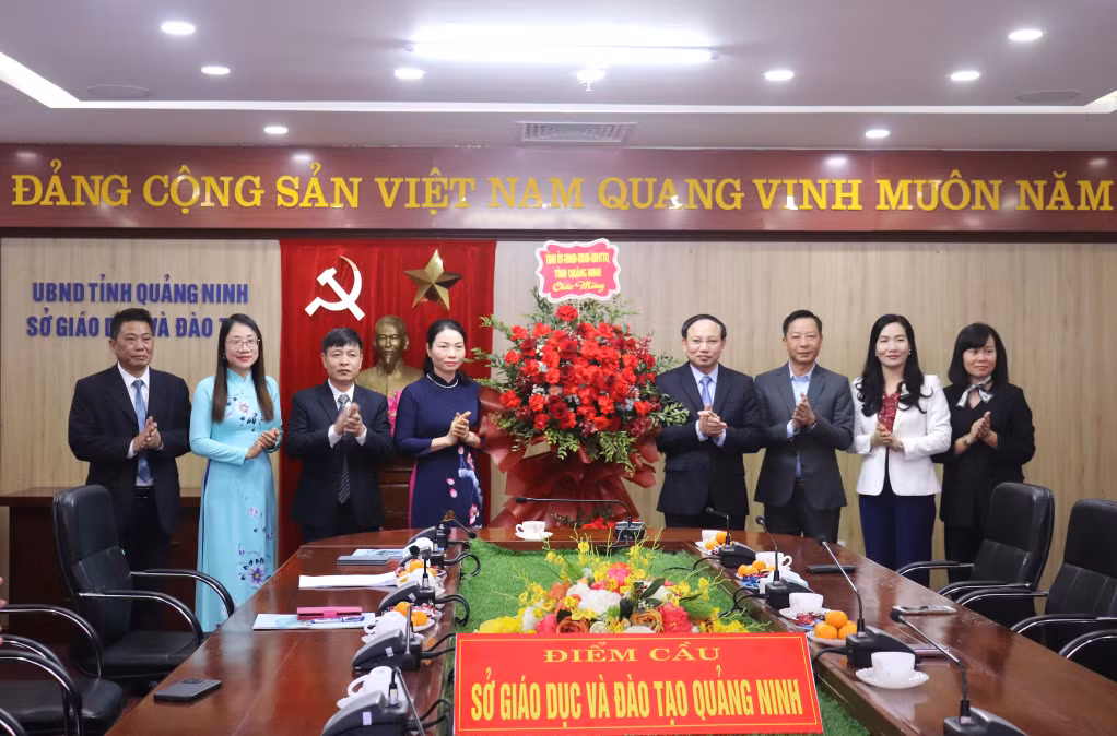 越共党中央委员、广宁省省委书记、人民议会主席阮春冀探访并向广宁教育与培训厅干部、工作人员表示祝贺。