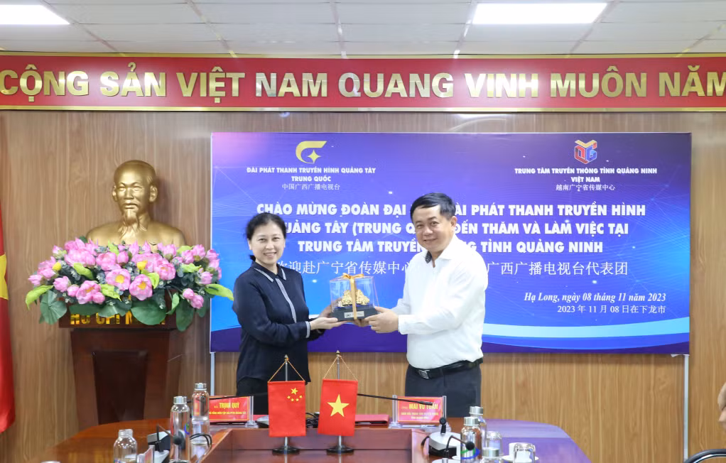 广宁省传媒中心领导向广西广播电视台领导赠送纪念品。
