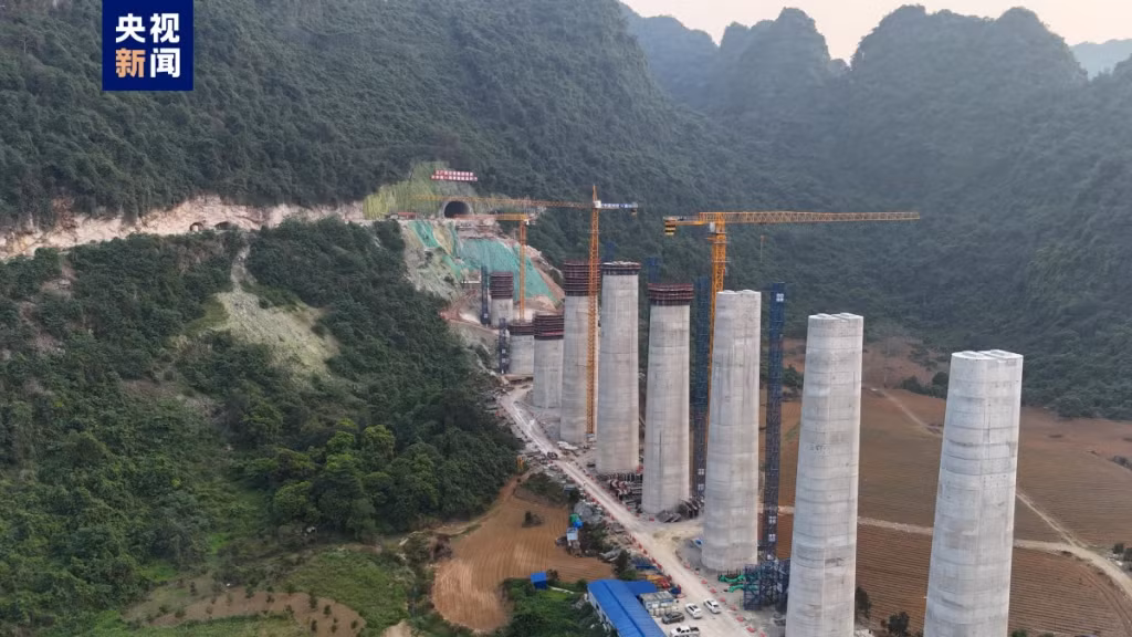 南宁至凭祥高速铁路崇凭段全线隧道贯通 ảnh 3