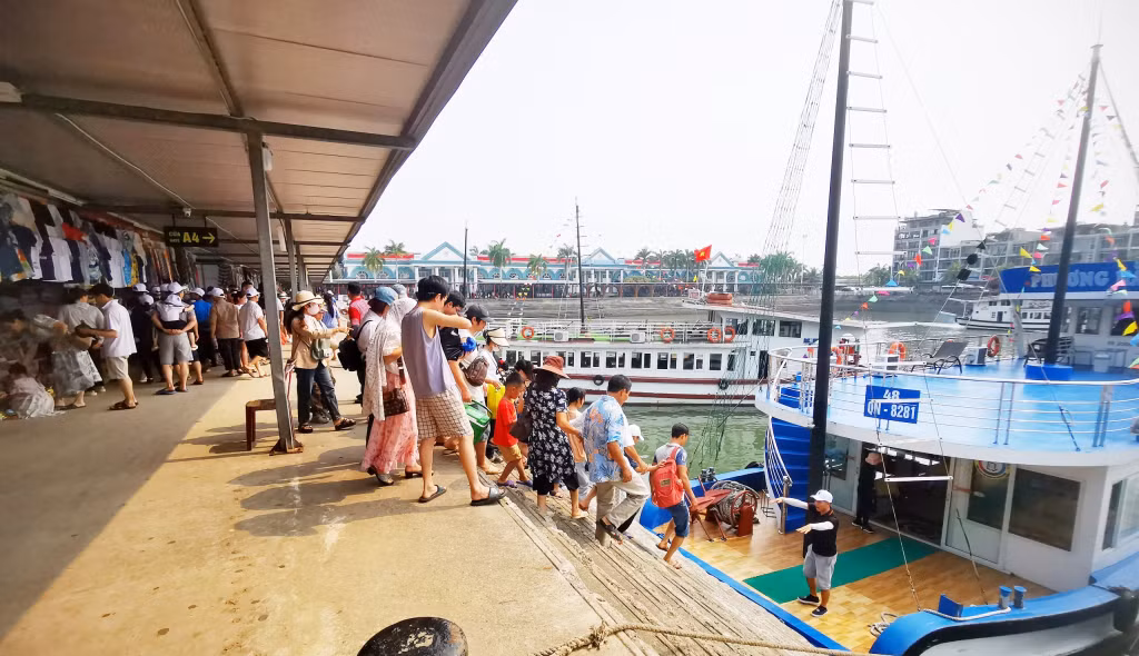 游客上船参观下龙湾。