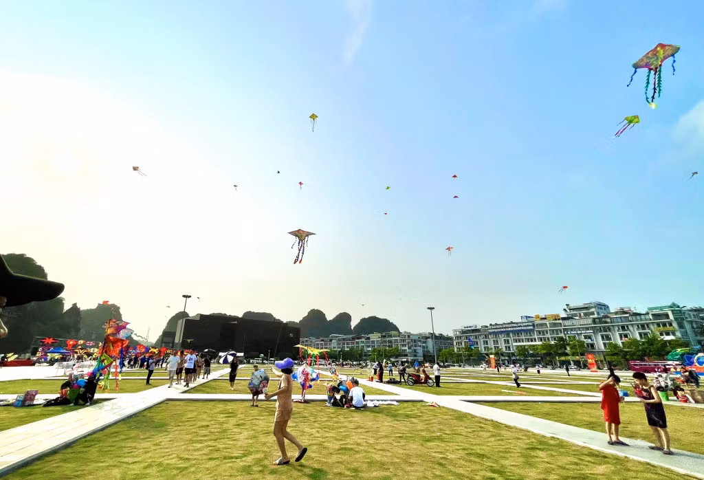 众多市民和游客参加在下龙市10月30日广场举办的2024年风筝节。