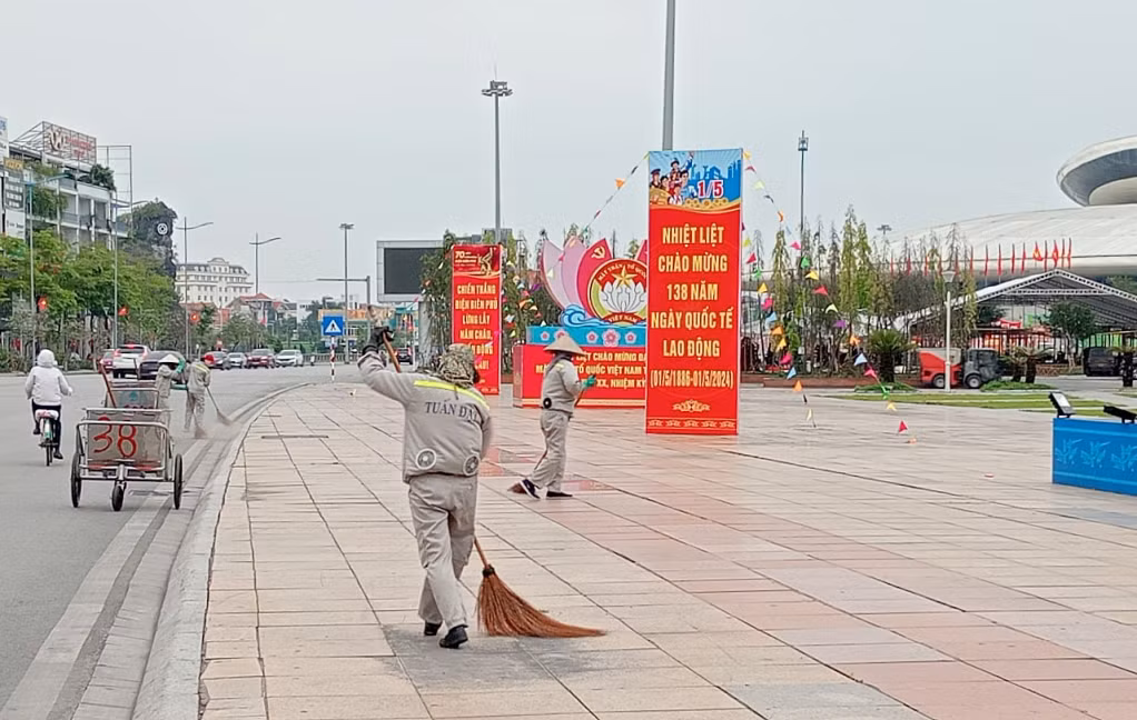 环卫工人全天守岗值班，确保下龙市各所公共场环境整齐干净。