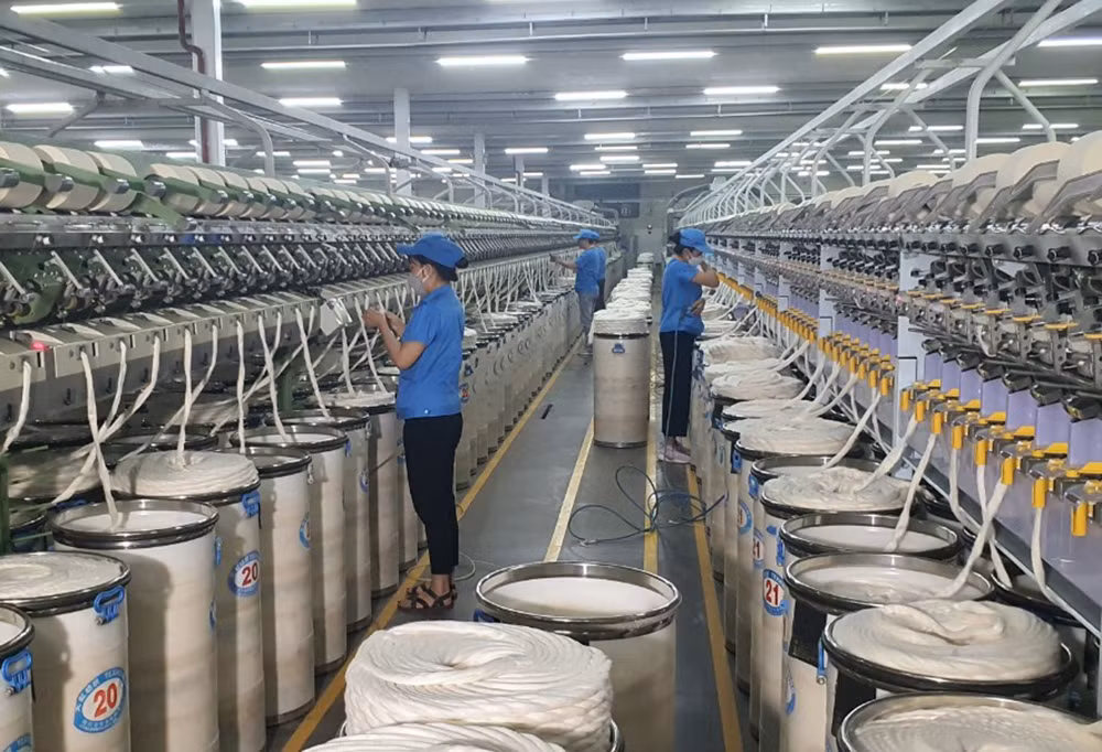 芒街市海岸工业区银龙天虹科技有限责任公司的生产现场。