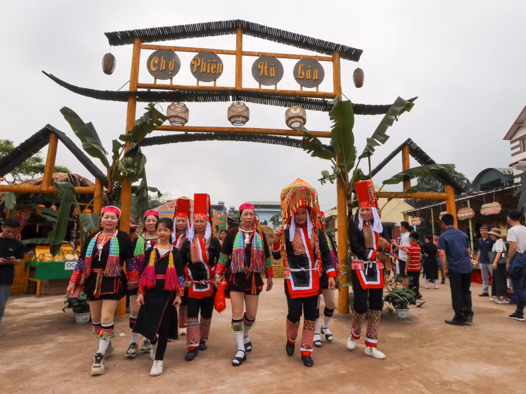 瑶族人的传统土锦服装让集市变得五颜六色。