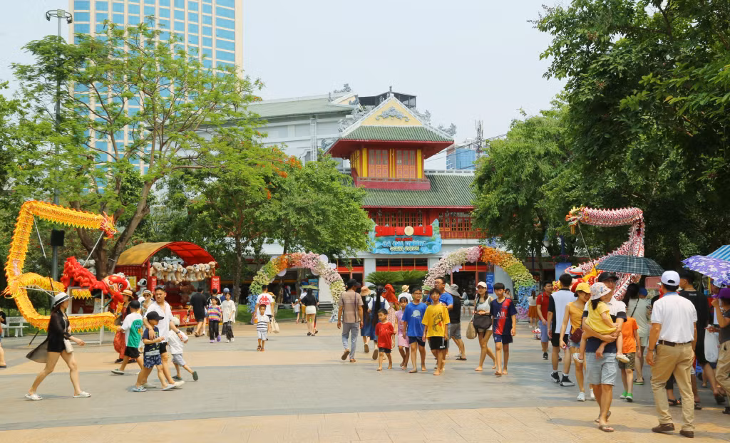 下龙太阳世界游乐园是假期吸引大量游客的旅游目的地之一。