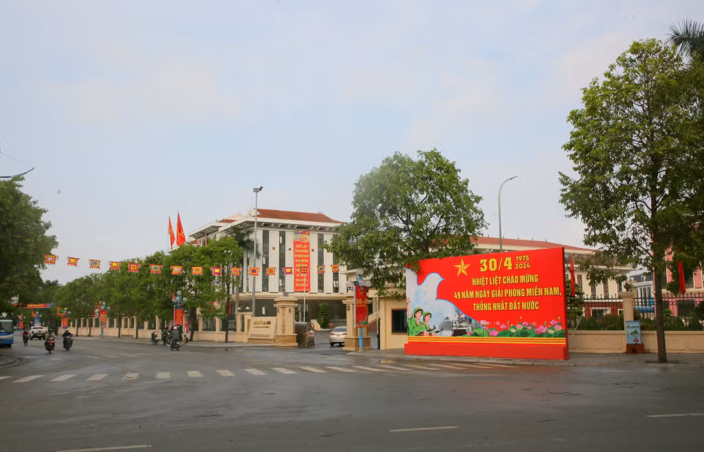 下龙市委、人委会总部地区竖起大型海报，悬挂彩旗，有助于增添一道更加亮丽的风景线、喜迎大节日。