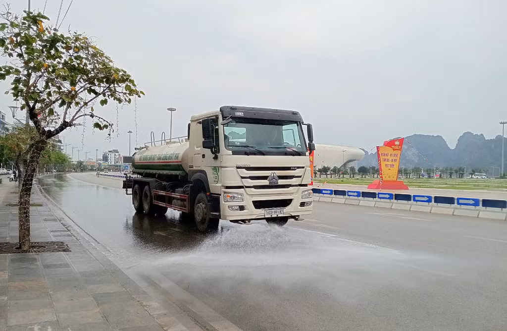 洗扫车定期在下龙市各条主干街道上冲洗、清扫路面。
