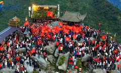 4000余人参加在安子山举行的“越南璀璨”主题活动