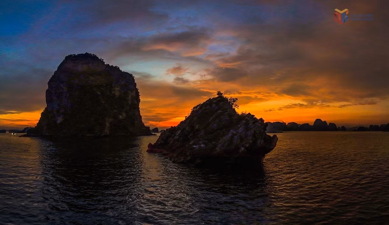 夕阳西下，下龙湾呈现出静谧而神秘的迷人风韵。