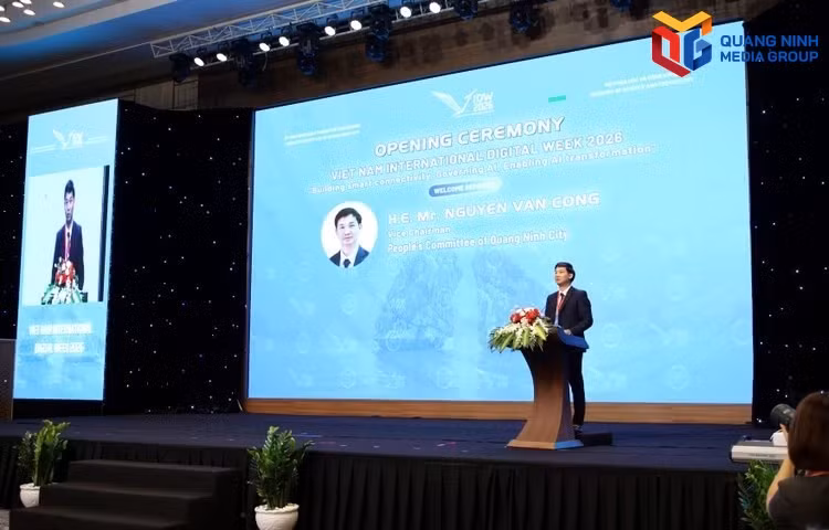 广宁市人民委员会副主席阮文功致欢迎辞。