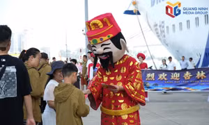 2300多名邮轮游客抵达广宁