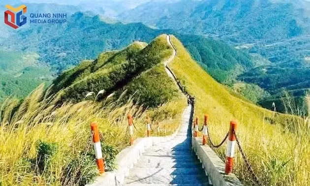 越南广宁市横模乡：首次举办“恐龙脊”登山挑战赛