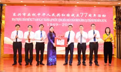 越南广宁市芒街边境乡坊代表团祝贺中华人民共和国国庆