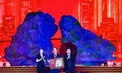 越南纪录组织向广宁省文化体育与旅游厅正式颁发越南纪录认证，认定“广宁——灿烂未来的城市”大型演唱会为越南全国现场观演人数最多的多维空间融合遗产湾艺术盛典。