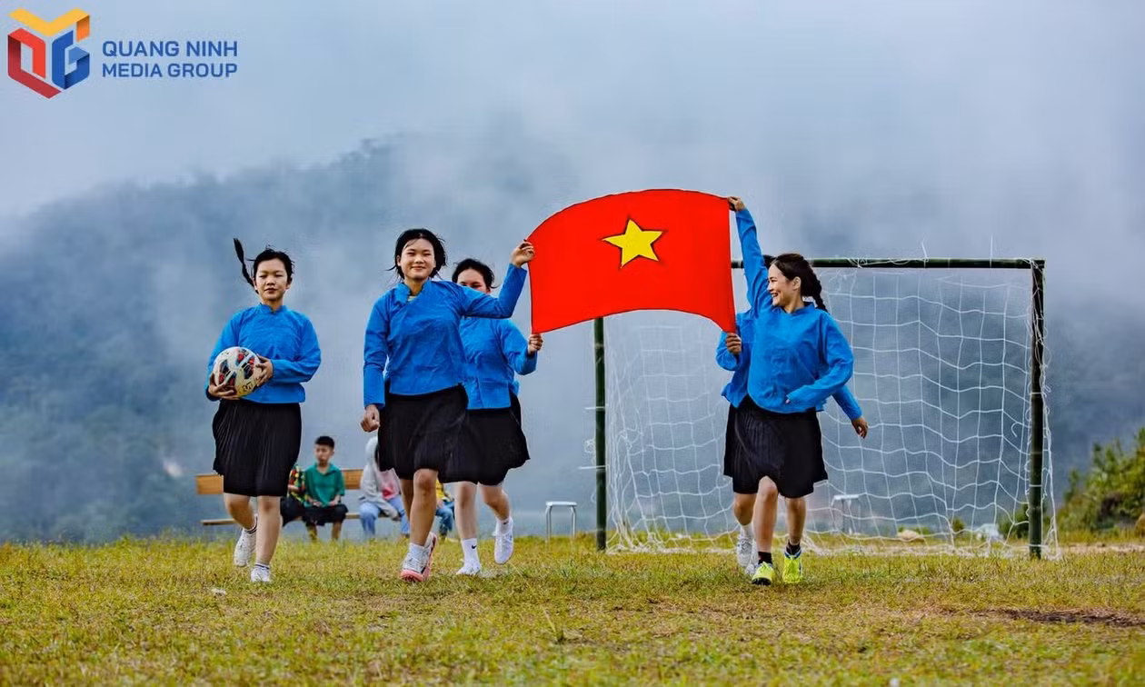 高丽山之巅的金色秋日