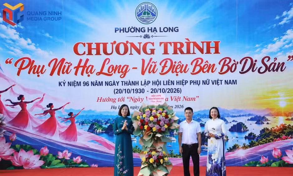 1200多名妇女参加“下龙妇女——世界遗产畔舞动风采”活动