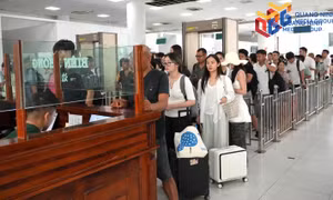 芒街国际口岸迎来中国游客入境热潮