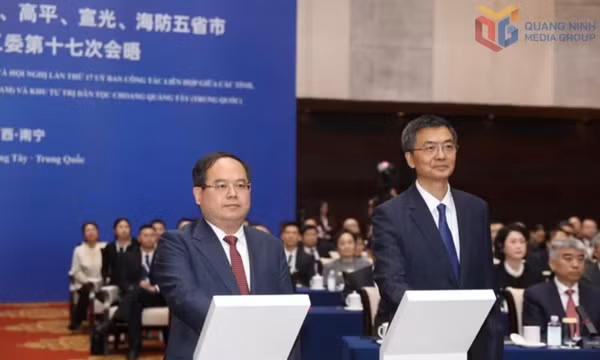 越南广宁省委书记管明强与中国广西壮族自治区党委书记陈刚于2026年2月11日共同按下启动按钮，正式启动芒街—东兴智慧口岸建设。
