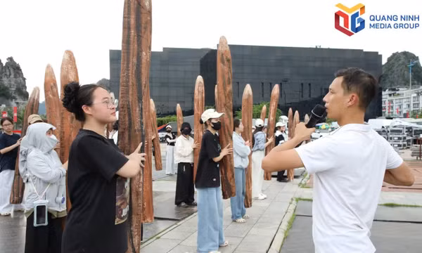 编导与导演正逐一指导非专业演员练习音乐会情景剧的动作细节。