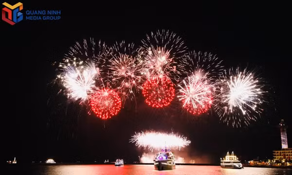 下龙湾世界自然遗产游船光影秀正式启幕