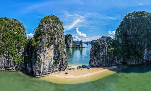 Bãi cát vàng tự nhiên ở vụng Ba Cát trên vịnh Hạ Long Việt Nam越南下龙湾巴吉湾的天然黄金沙滩