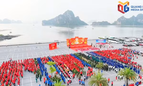 广宁省积极响应“与越南携手前行”徒步活动