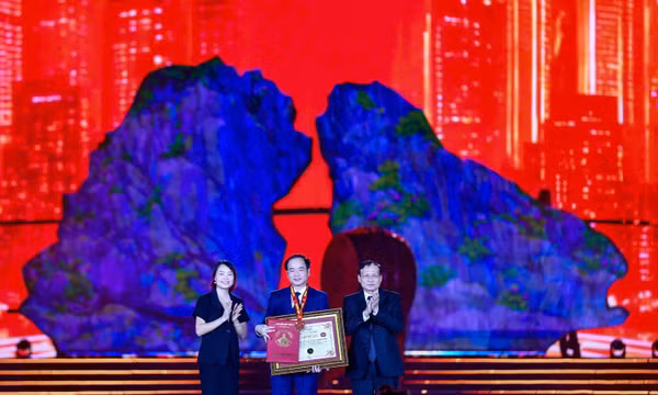 越南纪录组织向广宁省文化体育与旅游厅正式颁发越南纪录认证，认定“广宁——灿烂未来的城市”大型演唱会为越南全国现场观演人数最多的多维空间融合遗产湾艺术盛典。
