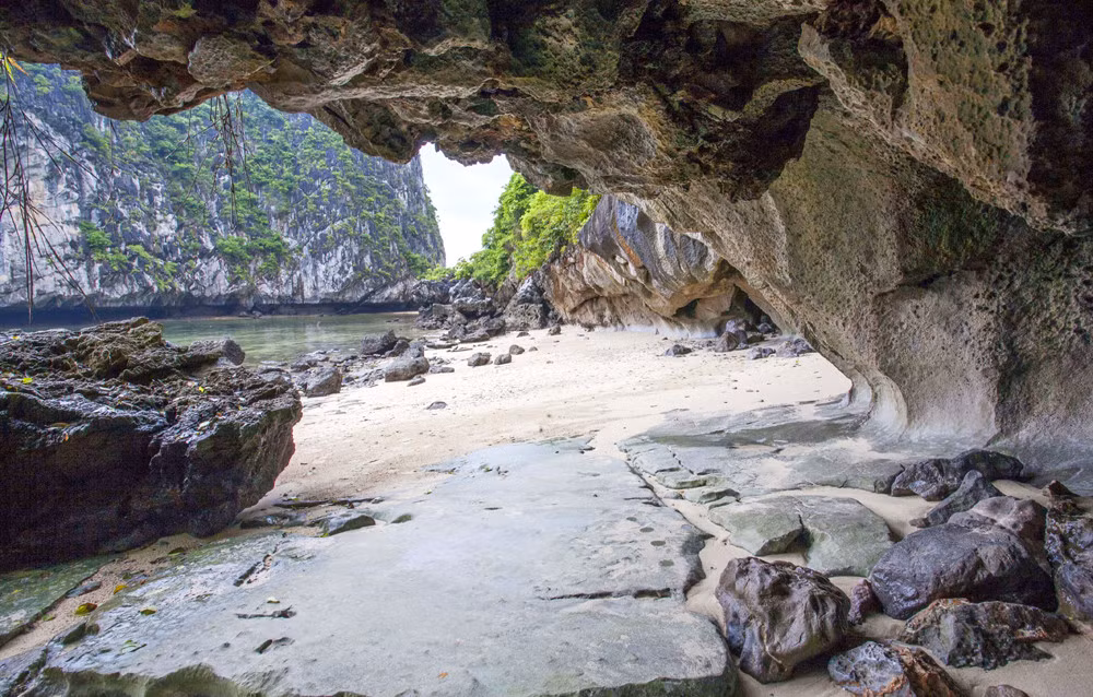 除了白色的沙滩，泾澙湖还有许多青蛙颚峭壁和令人惊叹的海滩。