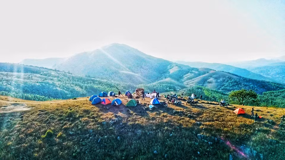 在平香顶部上体验跳伞。