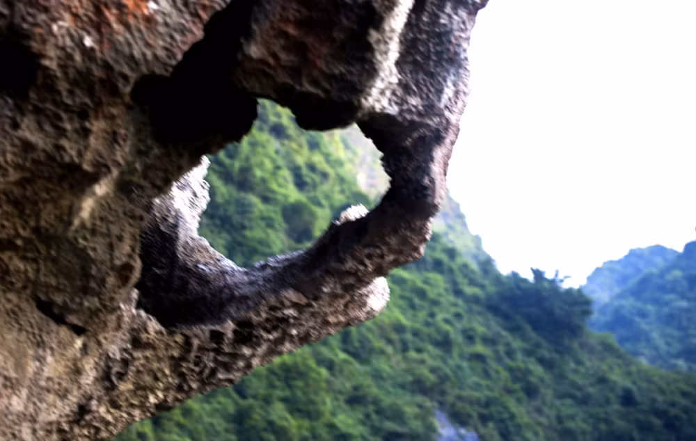 “通天”形状的岩石。