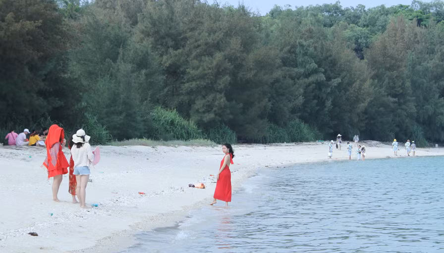 游客在小姑苏岛沙滩上漫步。