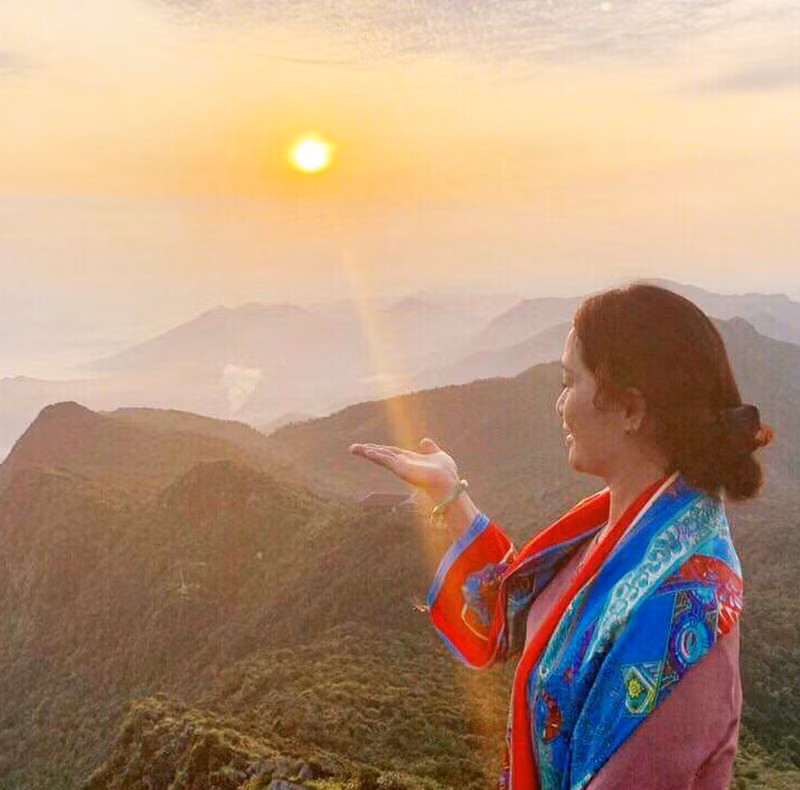 游客在安子山顶迎日出。