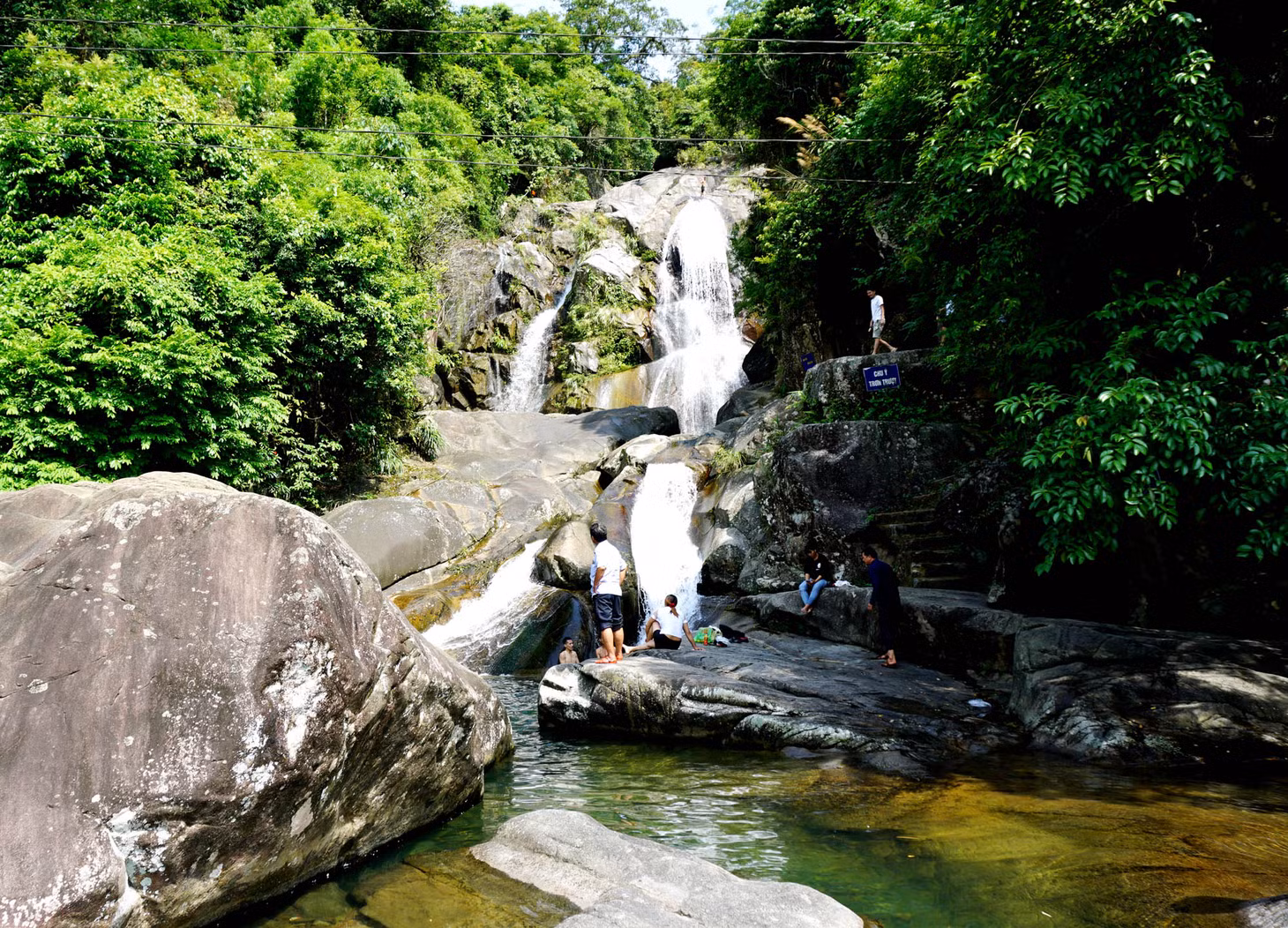 溪纹瀑布是游客前来平辽县的旅游理想目的地。