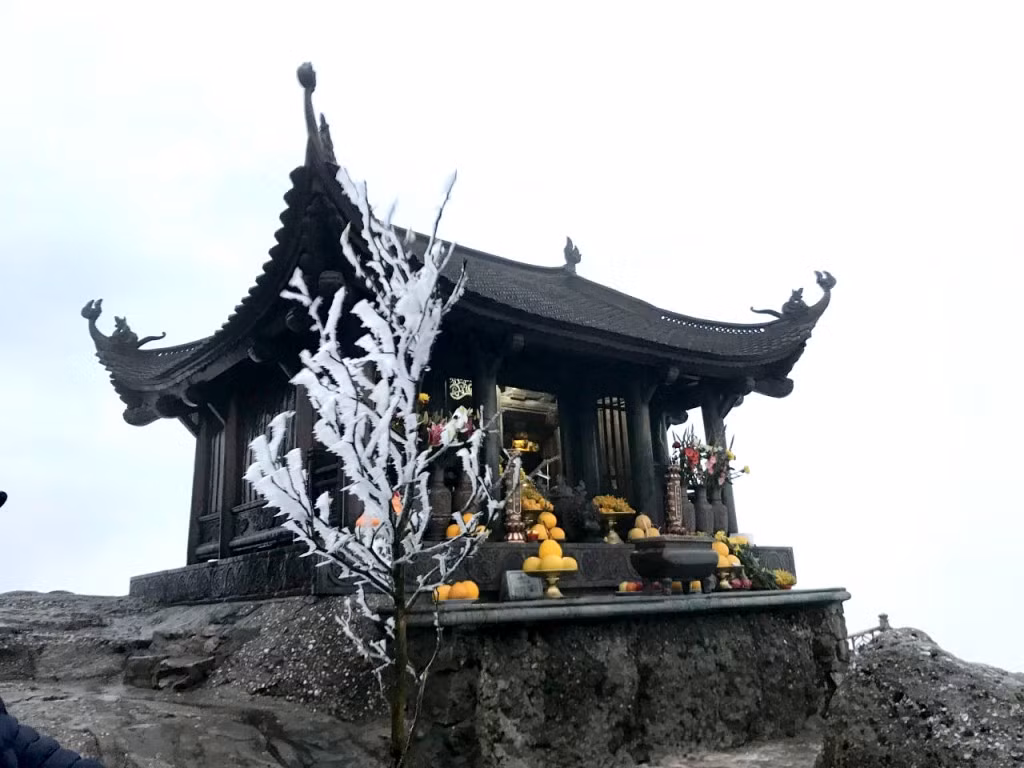 安子名山铜寺也出现冰雪现象。