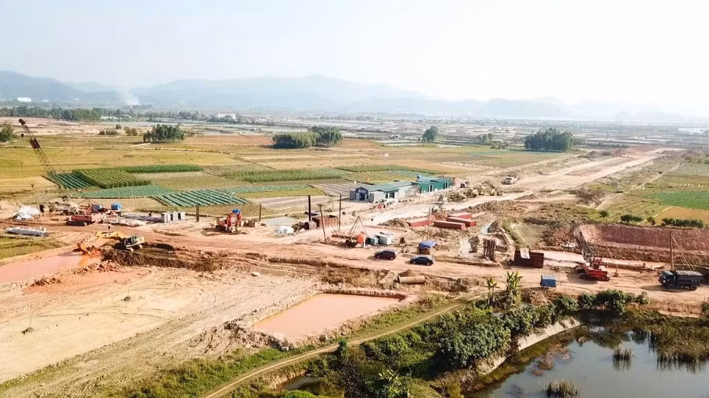 下龙海防高速公路和338号省级道路的连接道路项目的第一阶段预计于2021年4月30日之前完竣 。