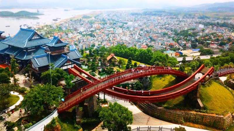  下龙湾太阳世界主题公园是极具吸引力的旅游目的地。