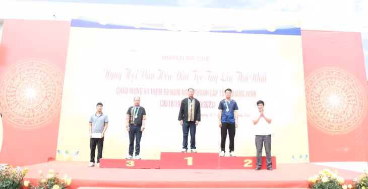 组委会颁发奖状。