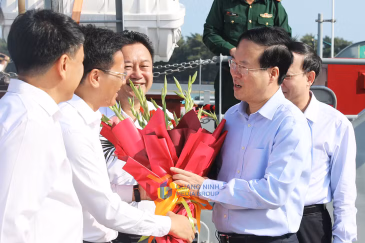 姑苏岛县领导向武文赏主席赠送鲜花。