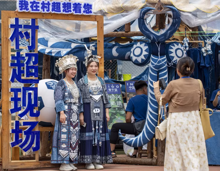 侗族姑娘在中国贵州省榕江县“村超”足球比赛现场击鼓助威 Các cô gái dân tộc Động đánh trống cổ động tại trận đấu bóng đá "ngoại hạng thôn" ở huyện Dung Giang, tỉnh Quý Châu, Trung Quốc (Ảnh / IC photo)