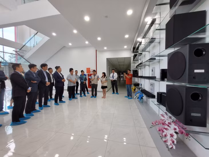 韩国考察代表团参观东梅工业园区Bumjin工厂。