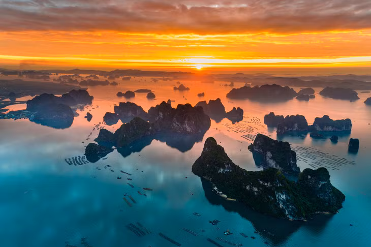 拜子龙湾蓬莱仙境般的朦胧景 色让无数人为之心动，这里拥 有数百个大大小小的岛屿，一 块块岩石星罗棋布般地散落在 海面上，将水天一色的画面与 岩石的坚固和荒寂完美地结合 在一起（图/成钟） Vịnh Bái Tử Long với cảnh sắc tựa chốn bồng lai tiên cảnh cũng khiến bao người rung động. Với hàng trăm hòn đảo lớn nhỏ khác nhau, Vịnh Bái Tử Long là sự kết hợp hài hòa của cảnh sắc thiên nước hữu tình cùng sự oai vệ, hoang sơ của những núi đá nằm rải rác khắp cả một vùng. (Ảnh/Thành Chung)